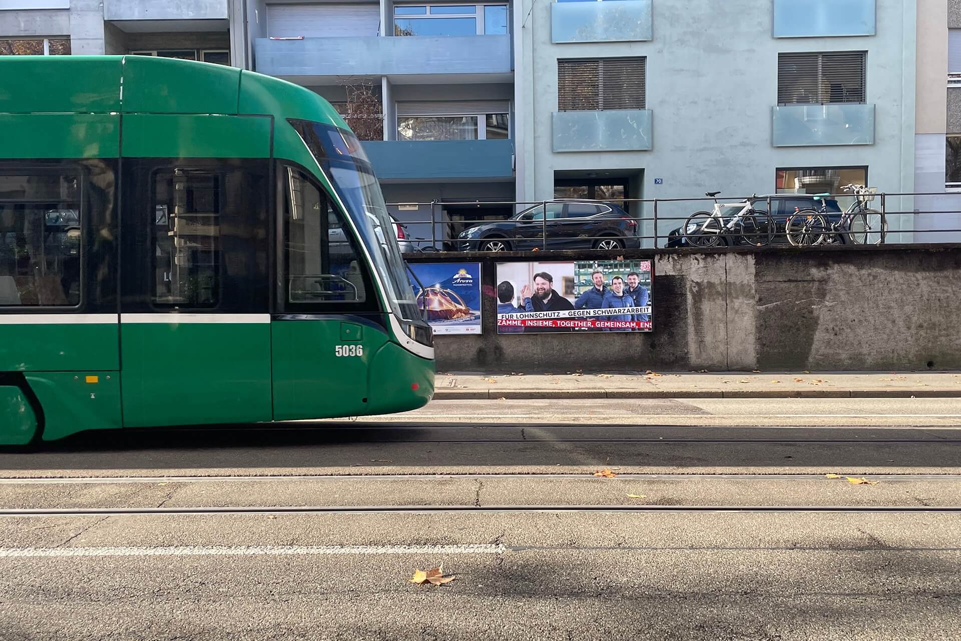 Plakatkampagne gegen Schwarzarbeit. Gemeinsam, zämme, ensemble, insieme. Im Bild das Team von Klaus AG.